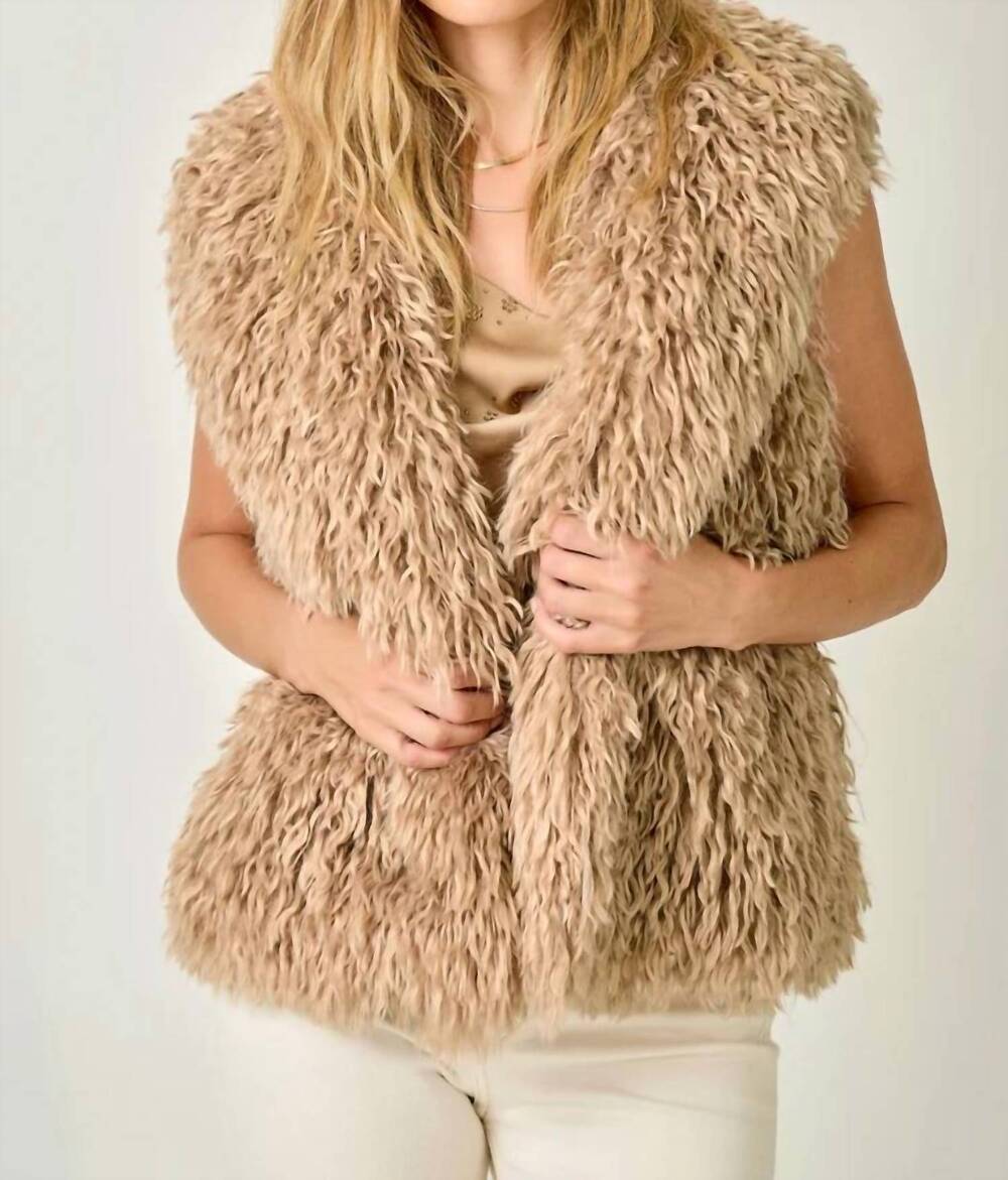 NEW MYSTREE shaggy faux fur vest in latte